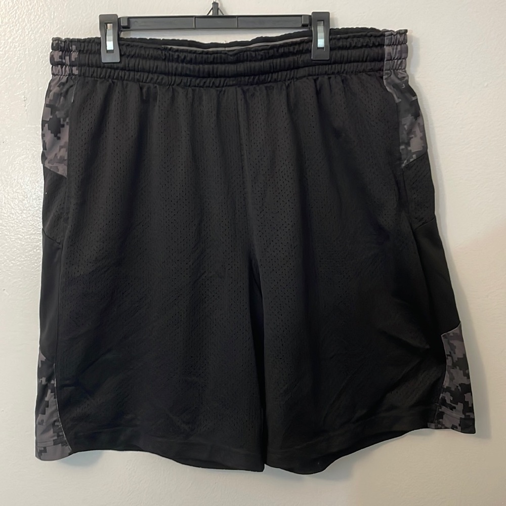 Foot Locker 2xl black athletic shorts joggers